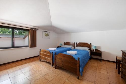 a bedroom with two beds and a window at Appartamento Rupestre 2.0 in Manerba del Garda