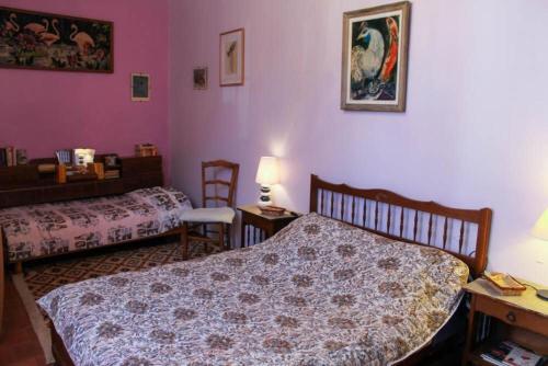 a bedroom with a bed and a table and chairs at Gîte Clarisse, piscine, animaux, pk in Allemagne-en-Provence
