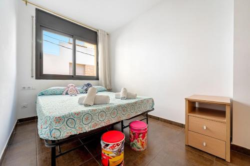ein kleines Schlafzimmer mit einem Bett und einem Fenster in der Unterkunft Vendrell Centre in El Vendrell