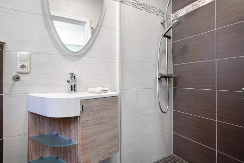 a bathroom with a sink and a shower at Haus Segelboot Hirtenweg 3c in Zingst