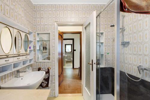 a bathroom with a sink and a mirror at Maison La Truite in Morgex