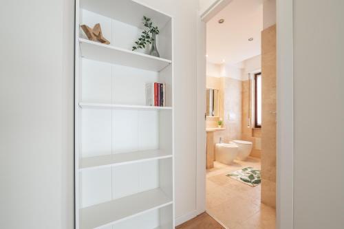 a hallway with white shelves in a bathroom at Sa Mariposa in Cagliari
