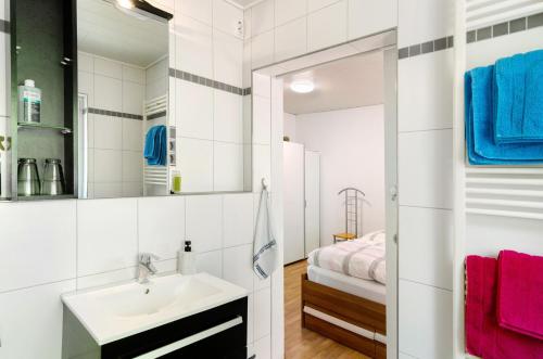 a bathroom with a sink and a mirror at Ferienwohnung Kupfer in Niestetal