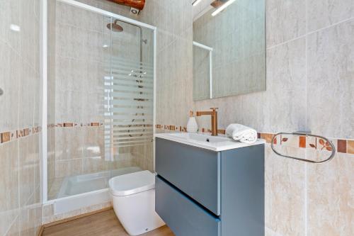 a bathroom with a sink and a toilet and a shower at La Casa Gran Clariana in Gornal