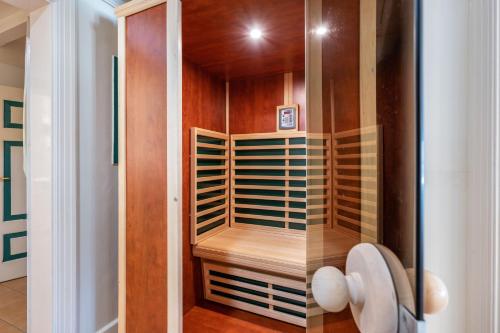 a walk in closet with a glass door at Knutzenswarft - Strandläufer in Westerhever