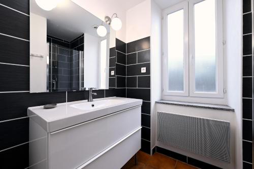 a bathroom with a white sink and a window at Gite Decauville in Uchentein