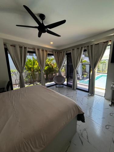 a bedroom with a bed and a ceiling fan at villa du bonheur in Koh Samui