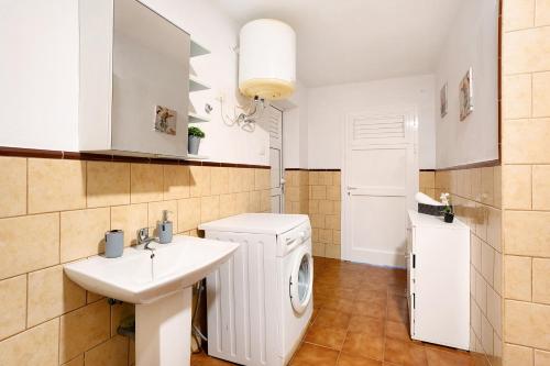 a bathroom with a washing machine and a sink at Casa Andrea in Tacoronte