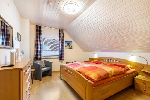 a bedroom with a bed and a desk and a chair at Ferienwohnung Luri in Gangelt