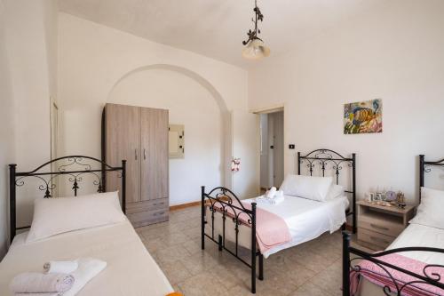 a bedroom with two beds and an archway at Villa Aurea Retreat Lux in Porto Cesareo