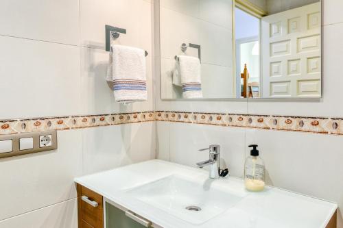 a bathroom with a sink and a mirror at Apartamento Roses Victor in Roses