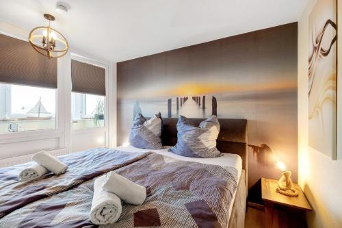 a bedroom with a large bed with pillows on it at Apartment Ankerplatz in Bremerhaven