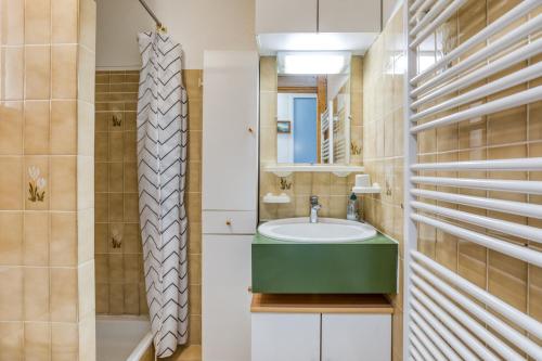 a bathroom with a sink and a mirror at Les Saules in Le Grau-dʼAgde