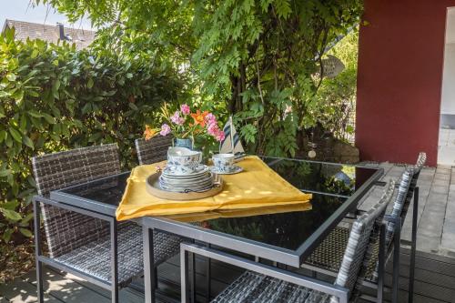 a table with two chairs and a tea set on it at Haus Auryn in Markelfingen