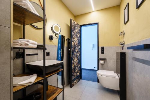 a bathroom with a sink and a toilet at Flora und Fauna by Kamelu in Gengenbach