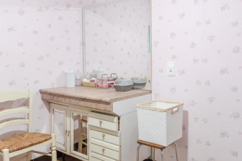 a dressing room with a counter and a mirror at Logis des Tilleuls in Saint-Mathieu