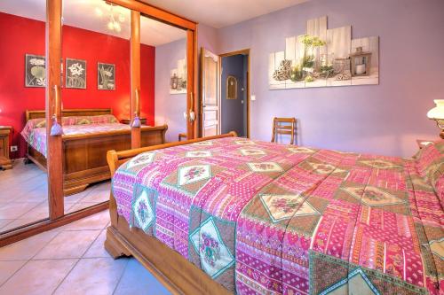a bedroom with two beds in a room at Maison de vacances proche de Sarlat in Carsac-Aillac