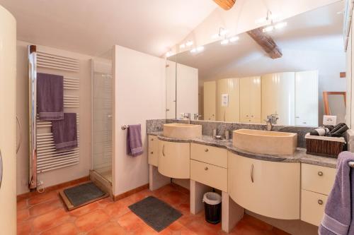 a bathroom with two sinks and a large mirror at Mas De Charme Caumont Sur Durance in Caumont-sur-Durance