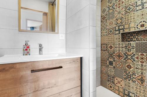 a bathroom with a sink and a shower at Rez de villa avec jardin vue mer in Fréjus