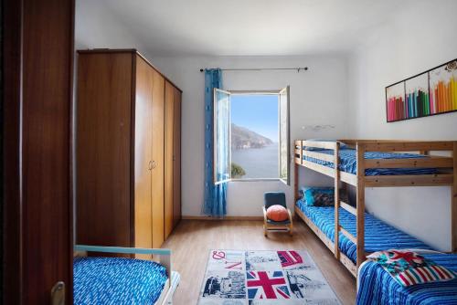 a room with two bunk beds and a window at Villa Lardarina in Corniglia