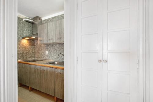 a kitchen with a white door and a sink at Las Fuentes in Arona