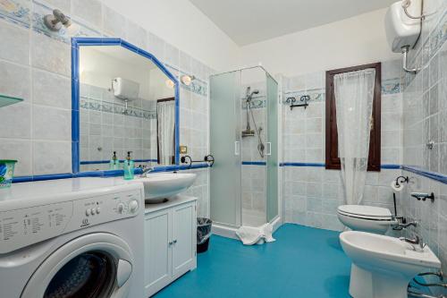 a bathroom with a washer and a washing machine in it at Casa Elisa in Padru