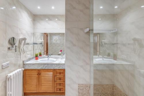 a bathroom with two sinks and a shower at Sant Antoni in Santanyi