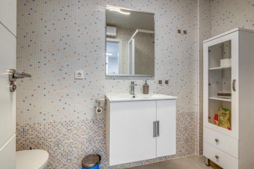 a bathroom with a white sink and a mirror at Casa Isabel in El Verger