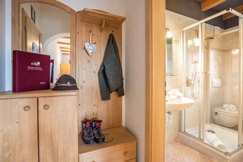 a bathroom with a sink and a toilet and a mirror at Oberplunerhof - Fewo Bruneck in Colli in Pusteria