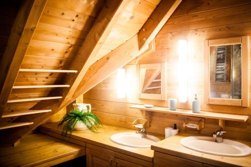 a bathroom with two sinks in a wooden cabin at Ferienwohnung am Hirschenmoor in Breitnau