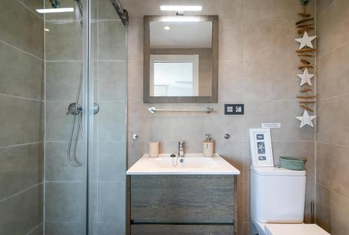 a bathroom with a shower and a sink and a toilet at Casita Kunterbunt in Alicante