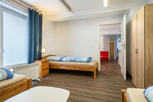 a bedroom with two beds and a window at Nguyen und Le in Neukirch