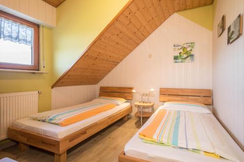 two beds in a room with an attic at Ferienwohnung Monninger in Langenargen