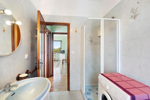 a bathroom with a white sink and a shower at Casa Vera in Gavi