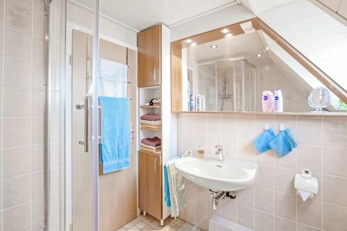 a bathroom with a sink and a shower at Ferienwohnung Itzehoe in Itzehoe