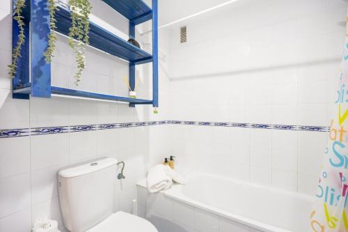 a bathroom with a toilet and a tub and a sink at Camaleón 7 in Chipiona