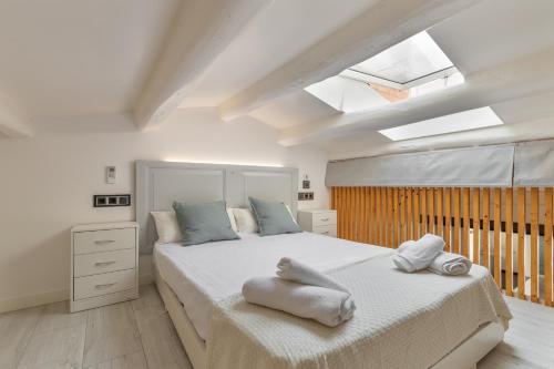 a bedroom with two beds and a skylight at El racó del Mas in Canet de Mar