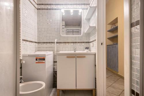 a small bathroom with a sink and a toilet at Ca Lindaria in Bonassola