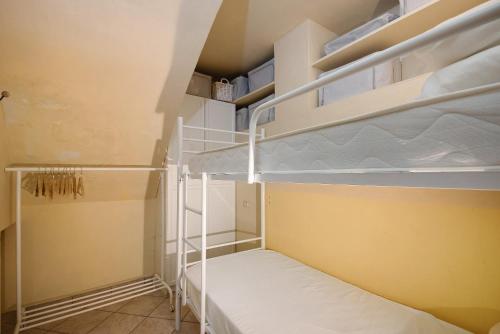 a small room with bunk beds in it at Ca Lindaria in Bonassola