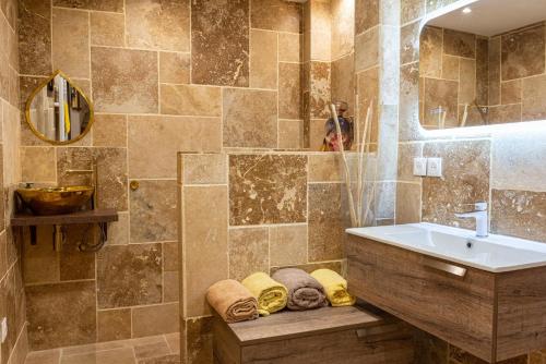 a bathroom with a sink and a mirror at Plaisir des pierres in Rivesaltes