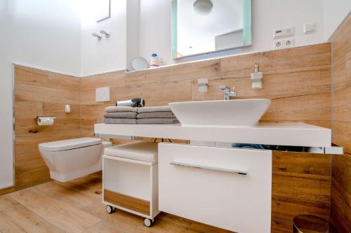 a bathroom with a sink and a toilet at Ferienwohnung Fliess in Neuendorf am See