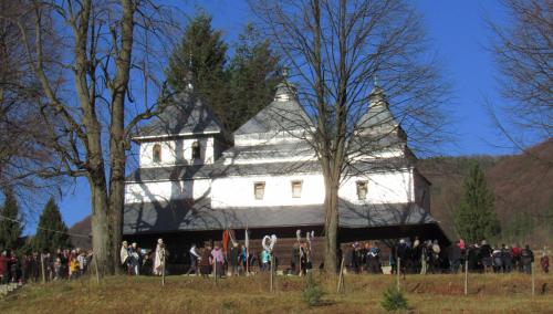 a group of people standing in front of a large white house at Perlyna Krasiyi in Vyshka