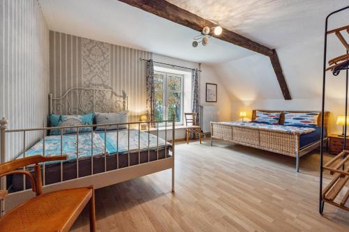 a bedroom with two beds and a window at De Olle Uhlhoff in Barlt