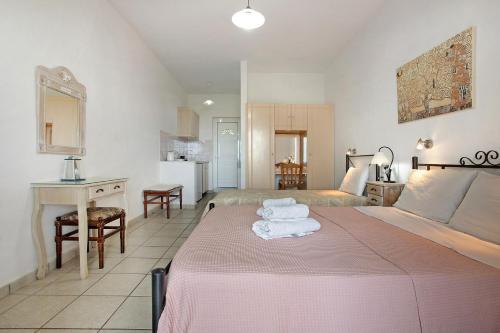 Yiannis Studio 4