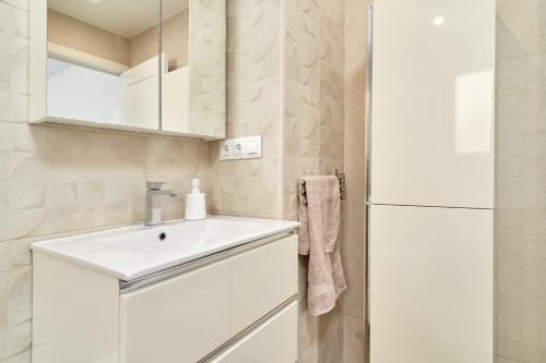 a kitchen with a white sink and a refrigerator at Apartamento Laolita in Torrox