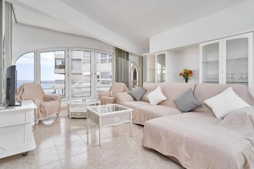 a living room with a couch and a tv at Apartamento Laolita in Torrox