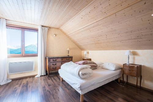 a bedroom with a bed and a wooden ceiling at Chalet Jarrier 1400 in Jarrier