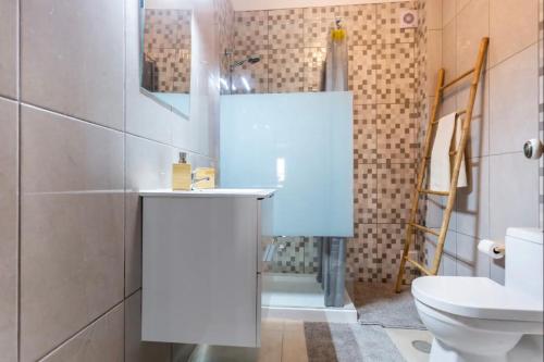 a bathroom with a white sink and a toilet at Casa Cláudia - Centro Histórico in Lagos