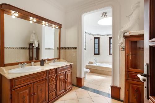 a bathroom with two sinks and a large mirror at Finca Bellavista in Teguise