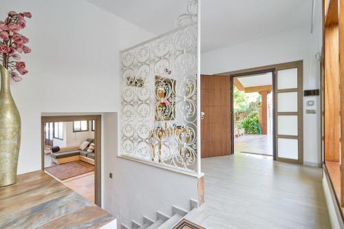 a home entry with a white wall with a mirror at Villa Dopimar in Rincón de la Victoria